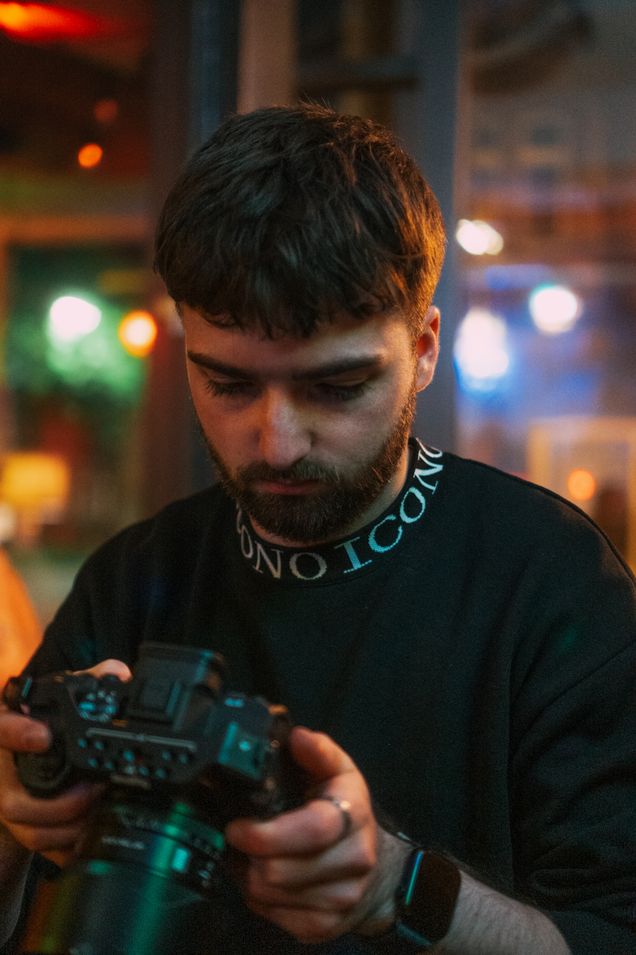 Angelo von PlansbyStudio prüft eine Kamera bei Nacht